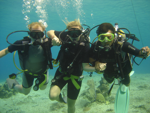 Santos Gonzales giving a Open Water Course to other divers in Cozumel